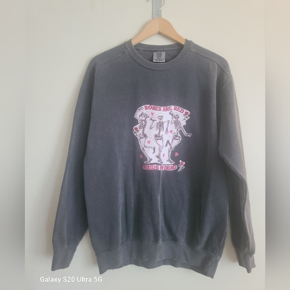 Adult m Roses Are Red Funny Inside I'm Dead Skeleton grey crew sweater